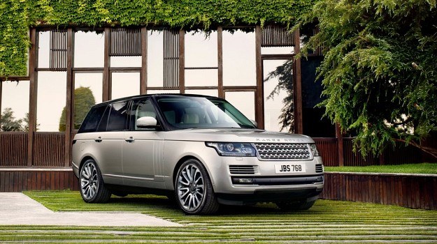 Czwarta generacja Range Rovera zadebiutowała podczas salonu w Paryżu. /Land Rover