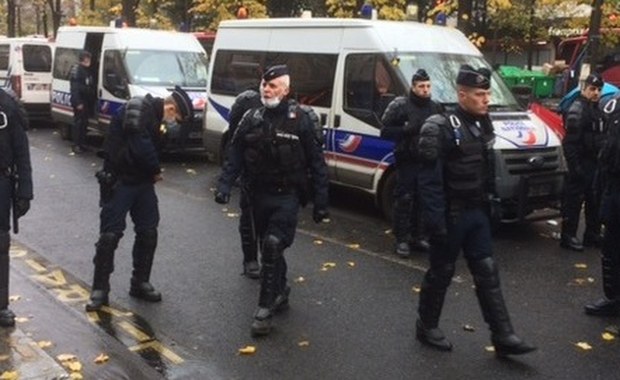 Czwarta noc starć młodzieżowych band z policją w imigranckich gettach pod Paryżem