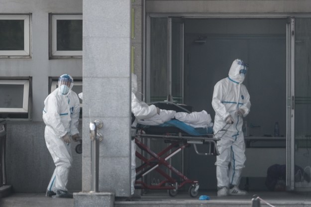 Czwarta osoba w Chinach zmarła z powodu nowego wirusa – epidemia wybuchła tuż przed końcem roku w miejscowości Wuhan /STRINGER /PAP/EPA