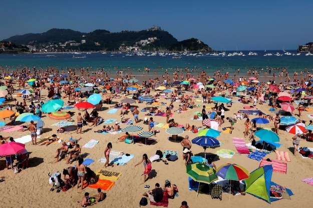 Czwarte miejsce zajmuje w zestawieniu przygotowanym przez wakacje.pl Hiszpania. Na zdjęciu: plaża La Concha w San Sebastian /Angel Diaz /PAP/EPA