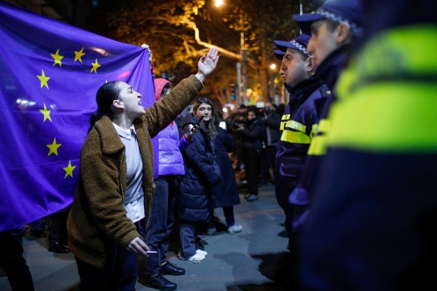 Czwartkowa demonstracja w Tbilisi /David Mdzinarishvili  /PAP/EPA