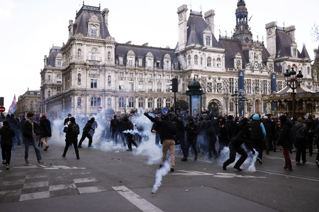 Czwartkowe zamieszki w Paryżu /YOAN VALAT  /PAP/EPA