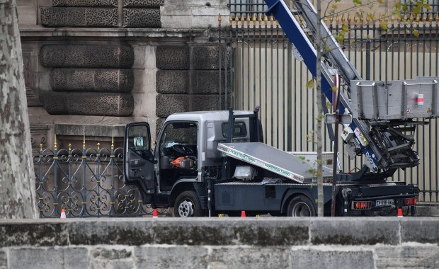 Czwarty podejrzany o kradzież w Luwrze usłyszał zarzuty. Jaka była jego rola?