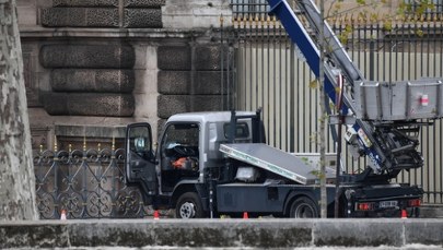 Czwarty podejrzany o kradzież w Luwrze usłyszał zarzuty. Jaka była jego rola?