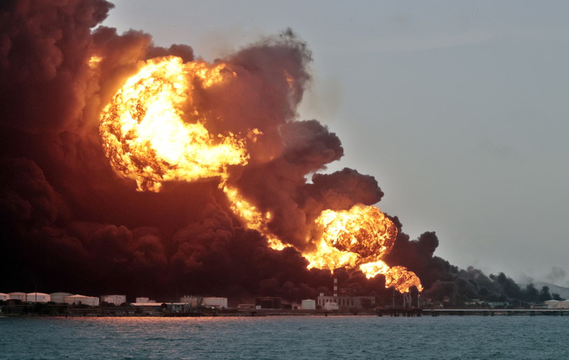 Czwarty zbiornik z paliwem wybuchł we wtorek rano czasu miejscowego w porcie Matanzas na zachodzie Kuby /PAP/EPA/Ernesto Mastrascusa /PAP