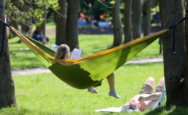Czy 2 maja są otwarte sklepy? Zakupy w majówkę