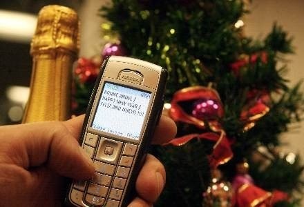 Czy abonenci sieci Play będą mieli problemy z wysyłaniem SMS-ów w sylwestra? /AFP