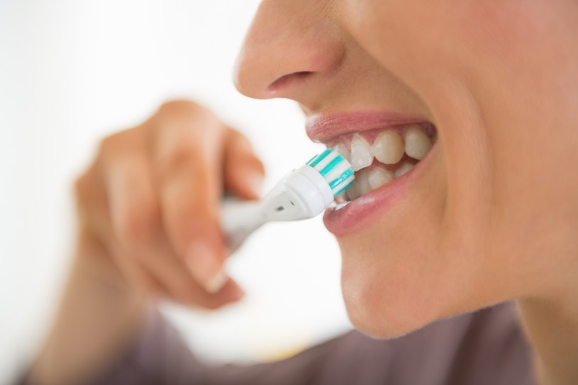 Czy aby na pewno prawidłowo myjesz zęby? Nie krępuj się i o rady zapytaj swojego dentystę /123RF/PICSEL