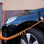 Czy AC auta elektrycznego obejmuje kable i ładowarki?