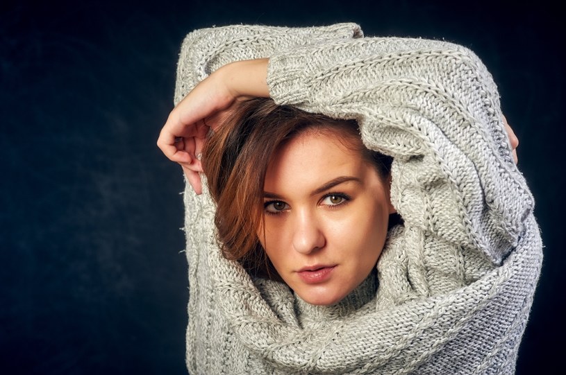 Czy agrafkowe sweterki mają szansę wygryźć klasyczne bluzy oversize? Warto poeksperymentować z modą! /123RF/PICSEL