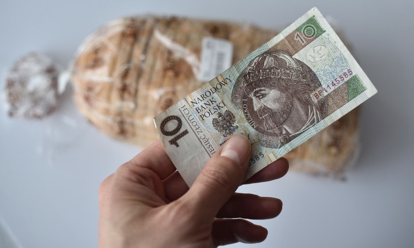 Czy aktualne ceny chleba naprawdę są tak wysokie, że Polaków nie stać na świeże pieczywo? /East News