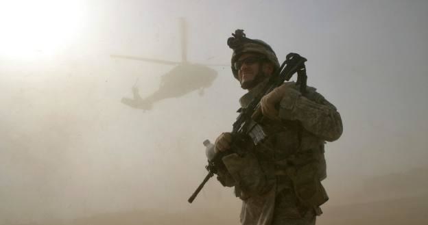 Czy amerykański żołnierz powinien zapłacić za rozmowy z żoną? /AFP