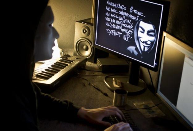 Czy Anonimowi angażują w ataki nieświadomych internautów? /AFP