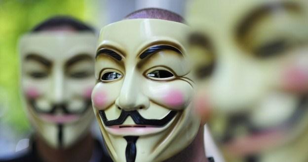 Czy Anonimowi liczą na to, że Kim Dzong Un przestraszy się groźby cyberataku? /AFP