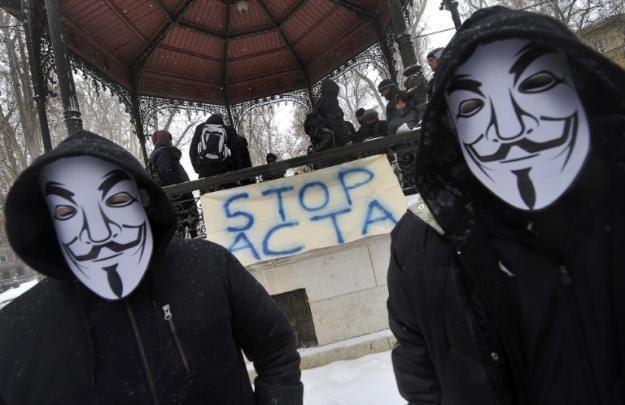 Czy Anonimowi rzeczywiście przygotowują "wyłączenie internetu"? /AFP
