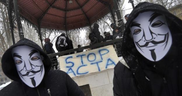 Czy Anonimowi rzeczywiście przygotowują "wyłączenie internetu"? /AFP