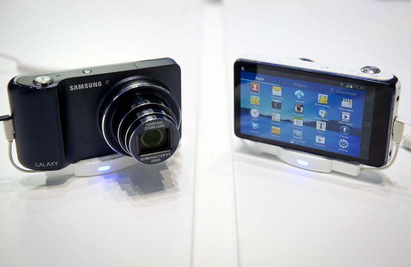 Czy aparaty takie jak Galaxy Camera mogą zatrzymać agonię kompaktów /AFP