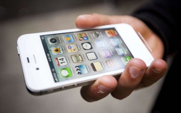 Czy Apple zdecyduje się na tańszą wersję iPhone'a? /AFP