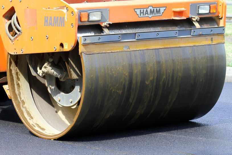 Czy asfalt powinien być jaśniejszy? /Wojciech Traczyk /East News
