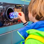 Czy automat przyjmie plastikową butelkę bez nakrętki i odda kaucję?