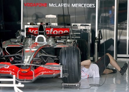 Czy bolid MP4-24 pozwoli McLarenowi obronić tytuł mistrza świata? /AFP