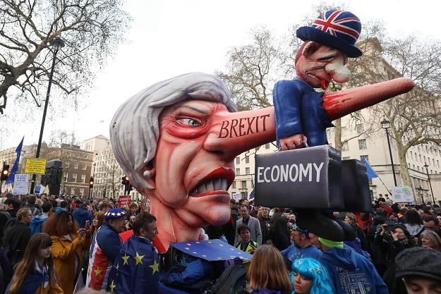 Czy Brexit w wersji premier May zostanie przepchnięty? /AFP