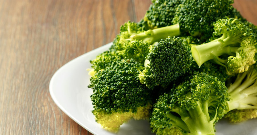 Czy brokuły można jeść na surowo? Odpowiedź nie jest taka oczywista /123RF/PICSEL