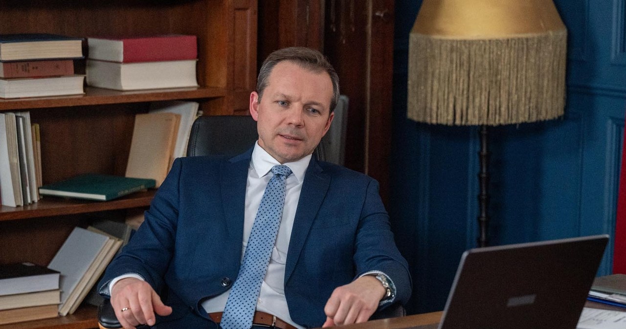 Czy Bruno zdoła przekonać Justina, żeby pomógł mu odzyskać hotel? /Źródło: AIM