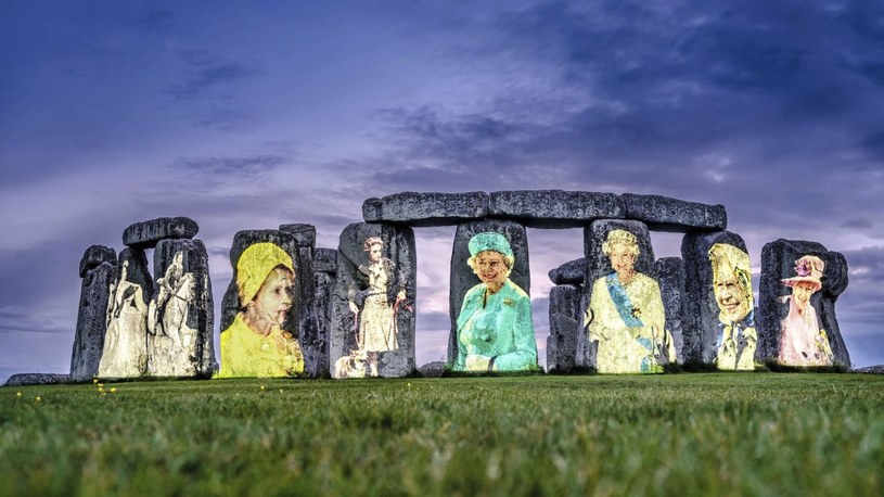 Czy Brytyjczycy zwariowali? Portrety Elżbiety II wyświetlili na głazach kręgu Stonehenge /foto: English Heritage /domena publiczna