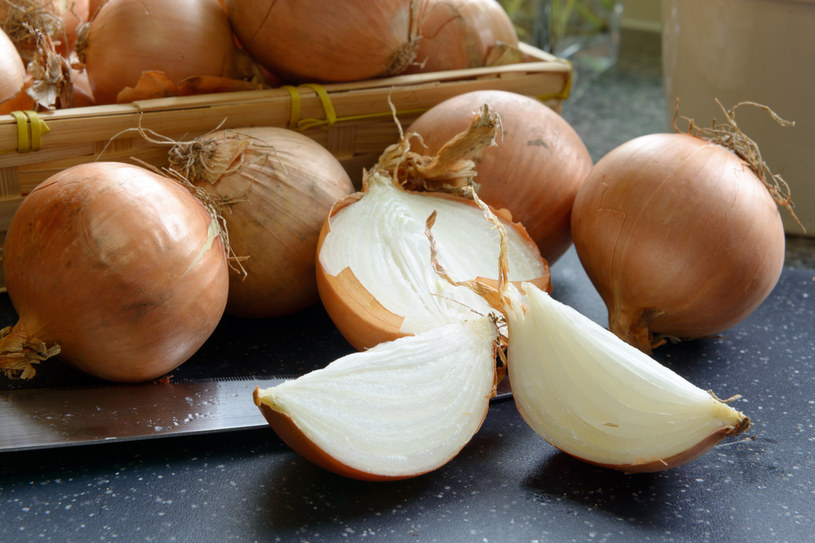 Czy cebulą da się wyczyścić blachę z piekarnika? /123RF/PICSEL