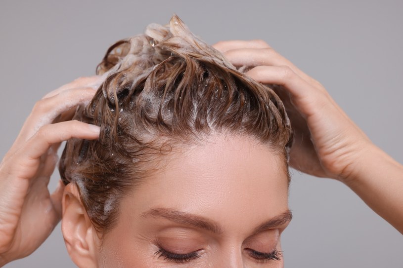 Czy codzienne mycie skóry głowy jest zdrowe? Trycholożka doradza, jak przedłużyć świeżość włosów