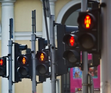 Czy czekanie na czerwonym świetle, gdy ulica jest pusta ma sens?