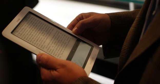 Czy czytanie na e-czytnikach jest zdrowe dla oczu? /AFP