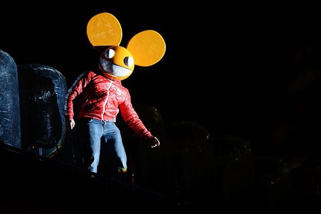 Czy Deadmau5 nawiązuje do Myszki Miki? (fot. Ian Gavan) /Getty Images
