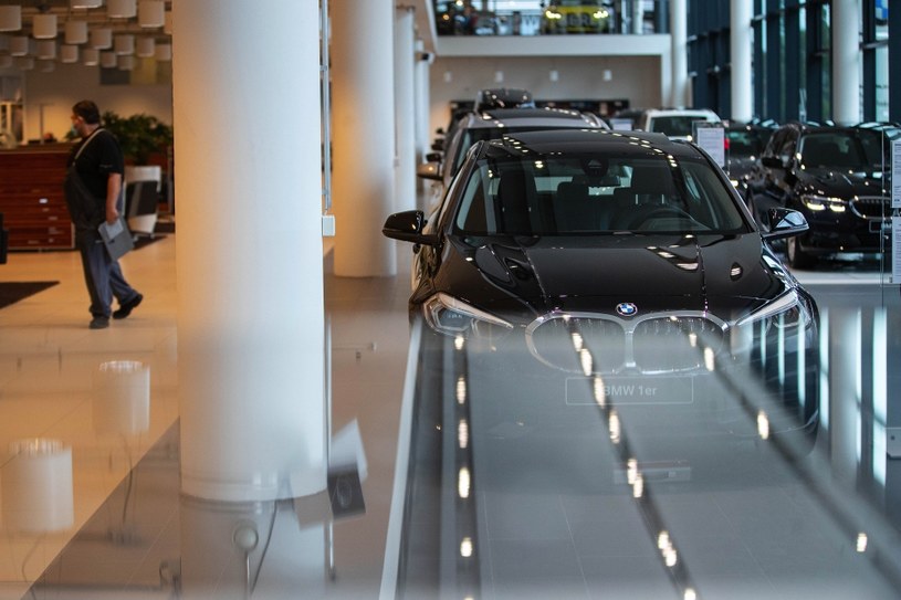 Czy dealerów samochodów czekają zmiany w funkcjonowaniu? /Getty Images