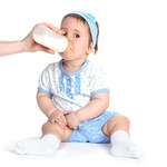 Czy długie jedzenie z butelki zaburza rozwój mowy? 