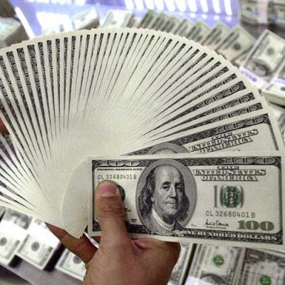 Czy dolar straci status waluty rezerwowej? /AFP