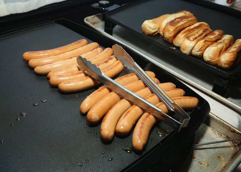 Czy dzieci będą musiały zrezygnować z ulubionych hot dogów? /Getty Images