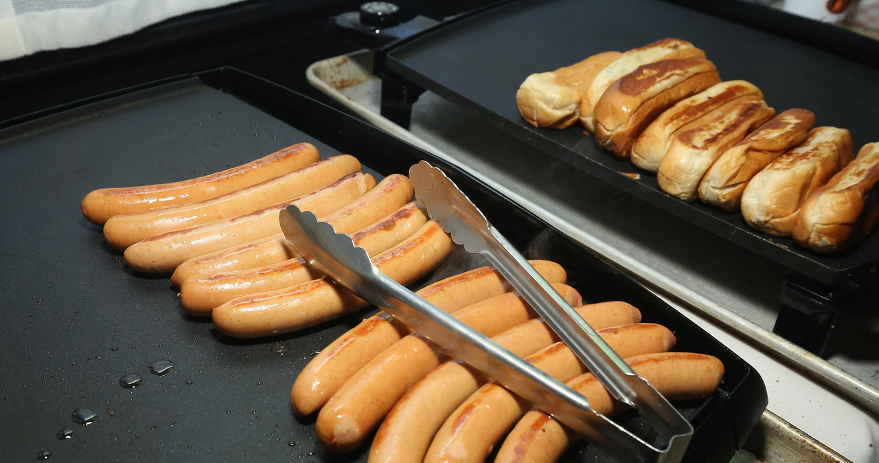 Czy dzieci będą musiały zrezygnować z ulubionych hot dogów? /Getty Images