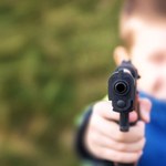 Czy dziecko może bawić się bronią?