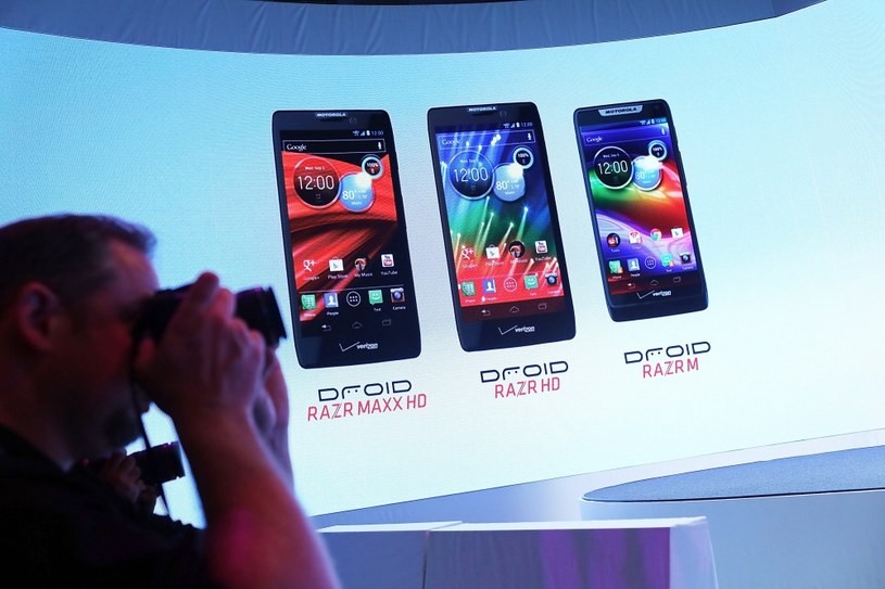 Czy dzięki kolejnym modelom smartfonów Motorola znów będzie mogła namieszać na rynku /AFP