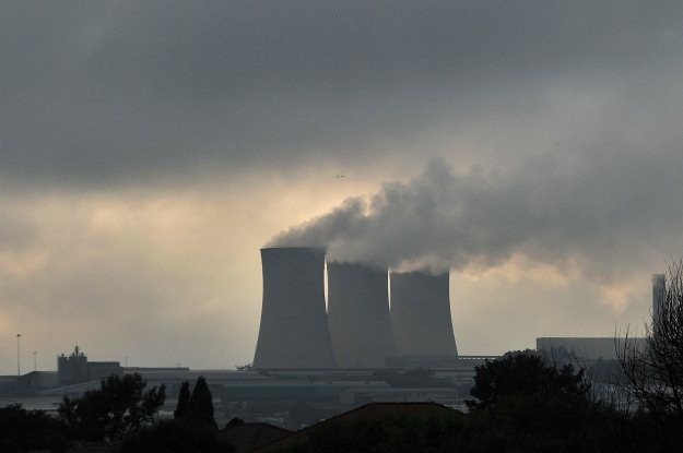 Czy elektrownie węglowe są bardziej ekologiczne niż atomowe? /AFP