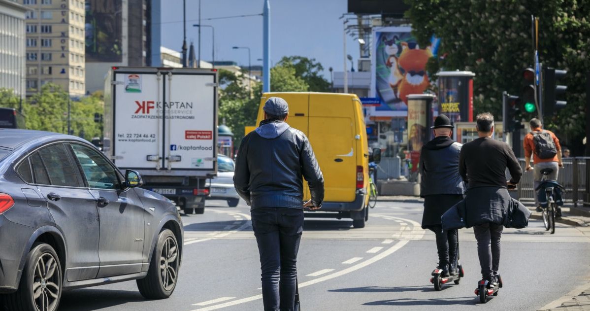 Czy elektryczną hulajnogą można poruszać się po jezdni? /Arkadiusz Ziółek /Agencja SE/East News