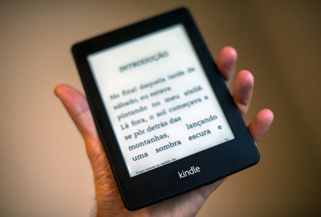 Czy ewentualny smartfon Amazona będzie równie popularny, co Kindle? /AFP