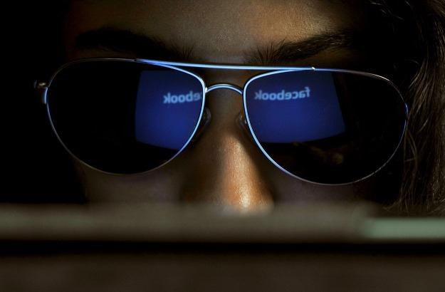 Czy Facebook może wywoływać nerwicę natręctw? /AFP