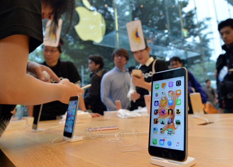 Czy fani Apple doczekają się OLEDów w swoich telefonach? /AFP