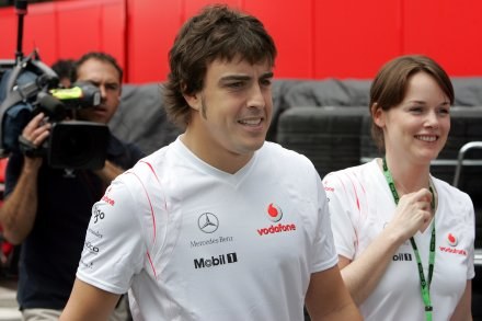 Czy Fernando Alonso obroni tytuł mistrza świata? /AFP