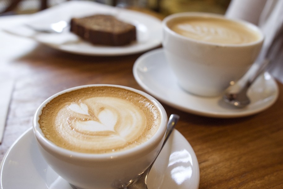 Czy filiżanka kawy z mlekiem może mieć działanie przeciwzapalne? /Shutterstock