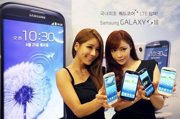 Czy giętkie ekrany już wkrótce zagoszczą w smartfonach Samsunga? /AFP