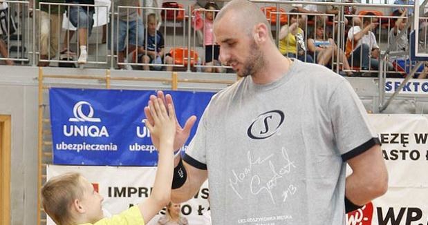 Czy Gortat sprawdzi się w roli pedagoga? Fot. Jarosław Wojtalewicz &nbsp; /AKPA